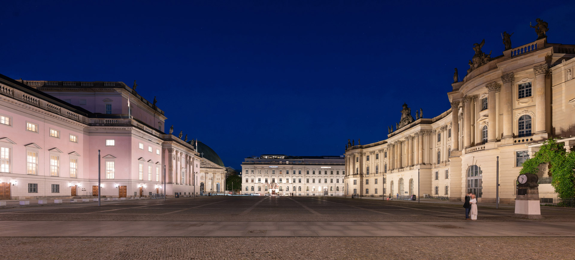 Neue Beleuchtung am Bebelplatz, Unter den Linden