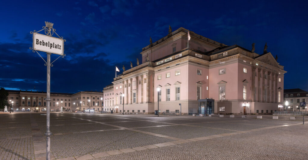 Neue Beleuchtung am Bebelplatz, Unter den Linden